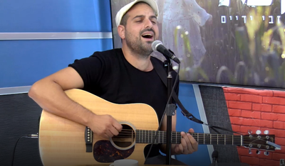 לייב באולפן: עקיבא עם  הלהיט המרגש • צפו