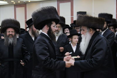 תיעוד: נכדו של נשיא ישיבת טשעבין התחתן