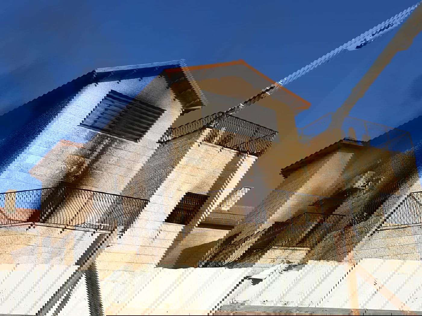 ירושלים: משפחה חרדית חולצה מדירה בוערת