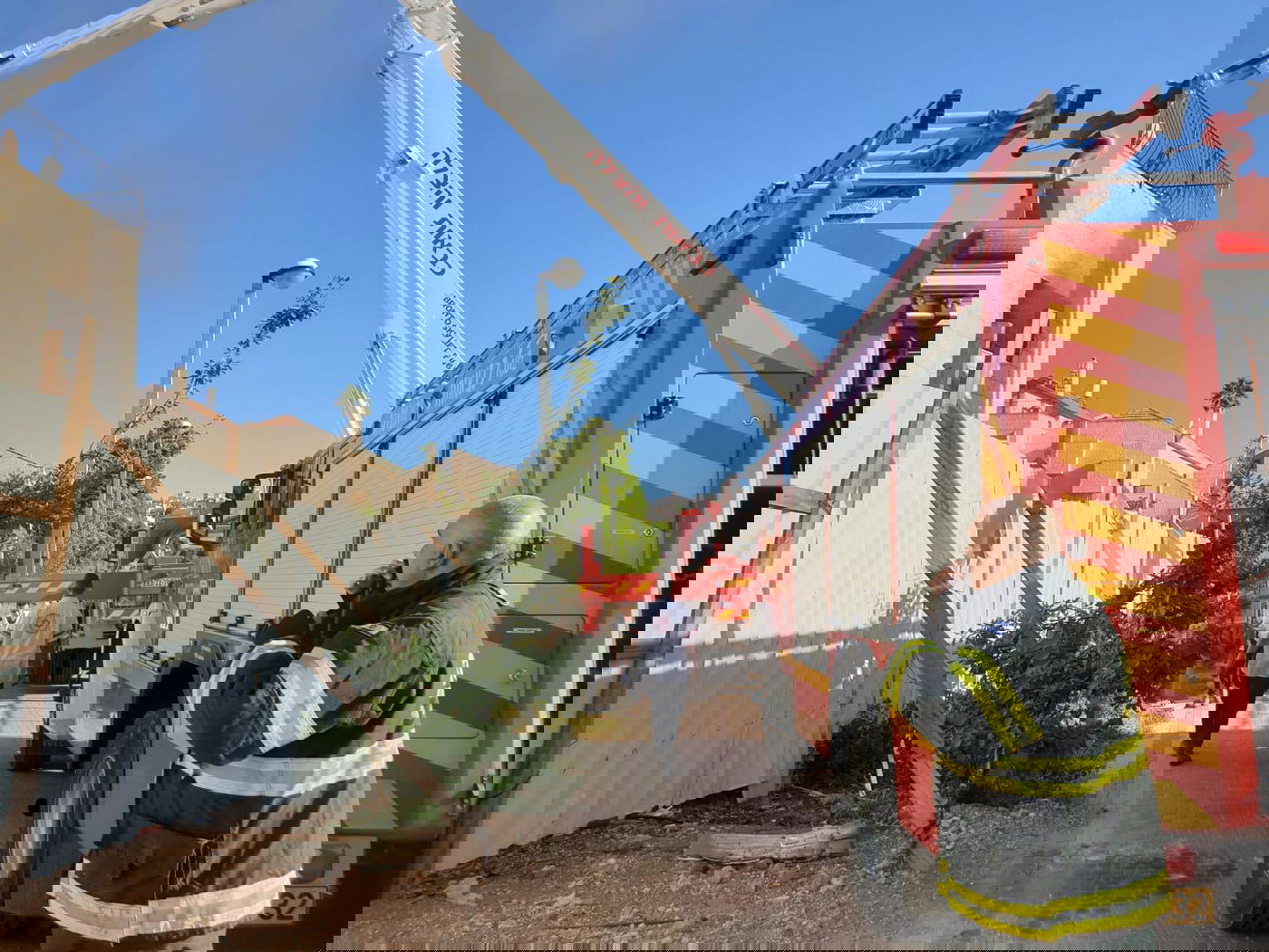 ירושלים: משפחה חרדית חולצה מדירה בוערת