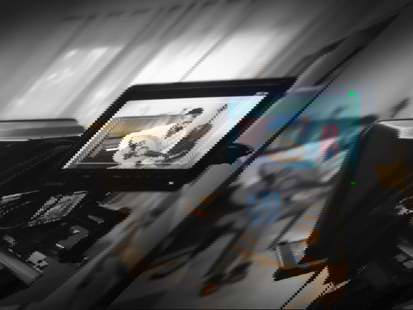 הזמר זיו יחזקאל מצולם לסרטון