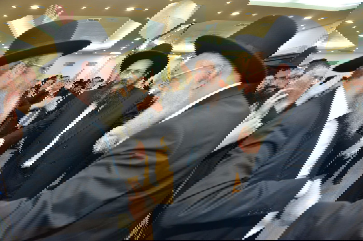 הגר"ד מילר עבר לכובע עגול; צפו בשמחת החתונה