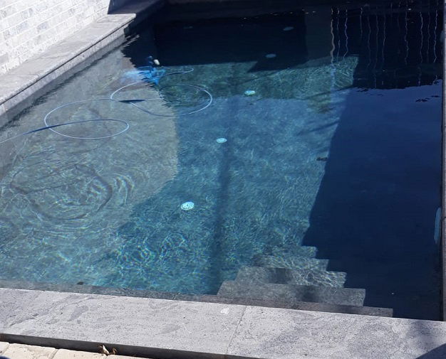 הבריכה בה טבע