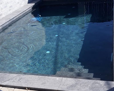 הבריכה בה טבע