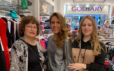 שדכנית, סטייליסטית והבגדים שביניהן