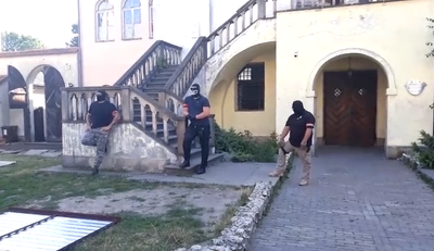 רעולי הפנים ליד בית הכנסת