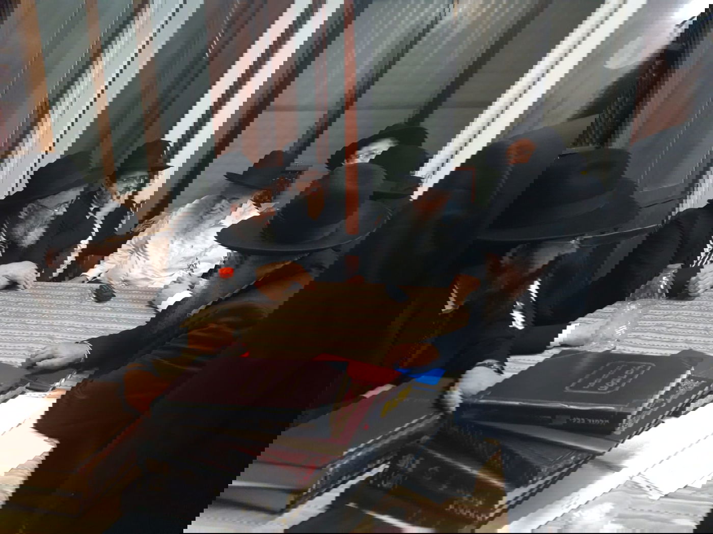 בבית הגרמ"ה הירש: דיון לילי על הפיצוץ ברישום הספרדי 