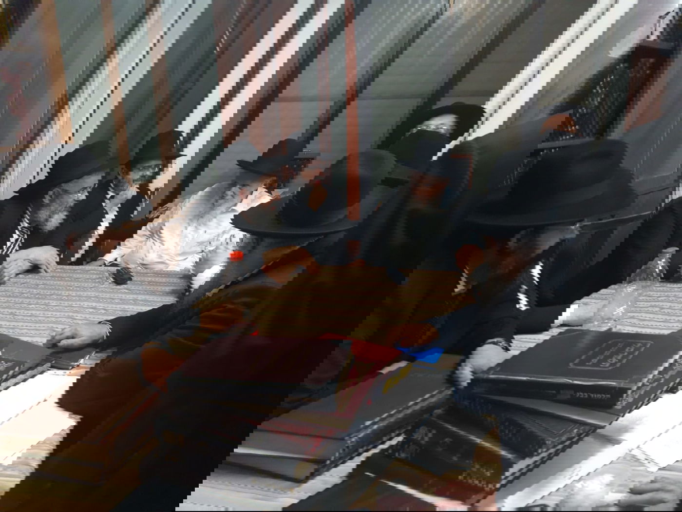 בבית הגרמ"ה הירש: דיון לילי על הפיצוץ ברישום הספרדי 