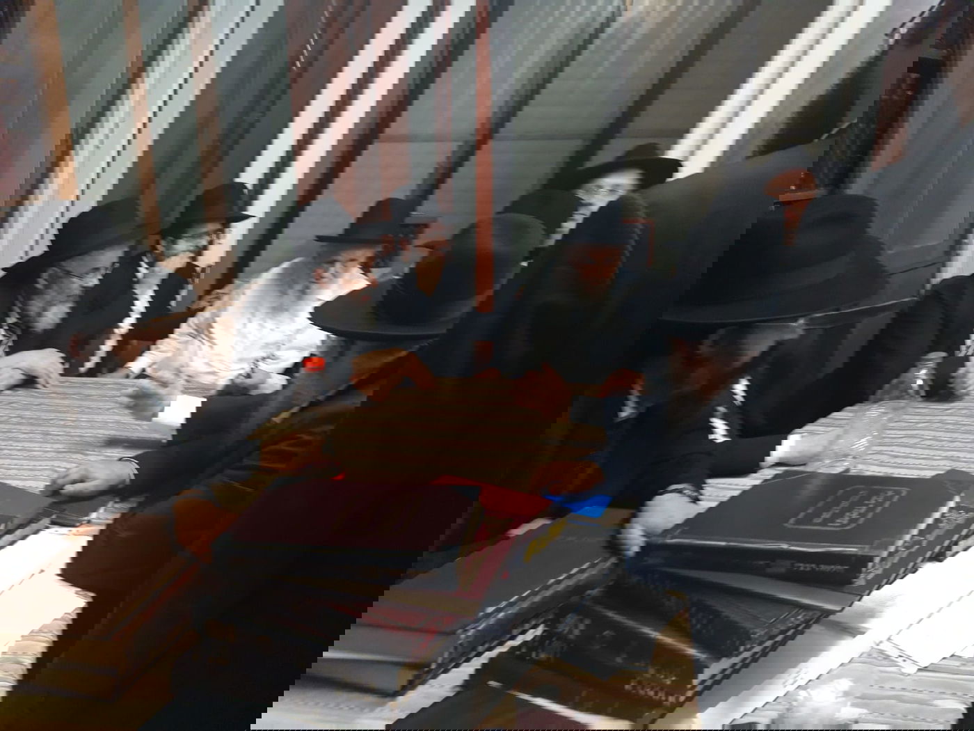 בבית הגרמ"ה הירש: דיון לילי על הפיצוץ ברישום הספרדי 