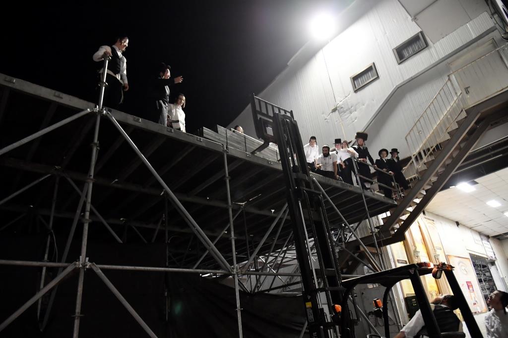 כך נערכים בויז'ניץ לקראת חתונת נכד האדמו"ר