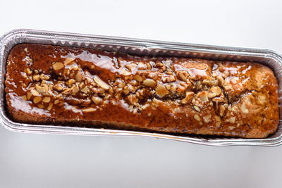 עוגה בחושה עם רוטב מייפל, אגוזים ושקדים