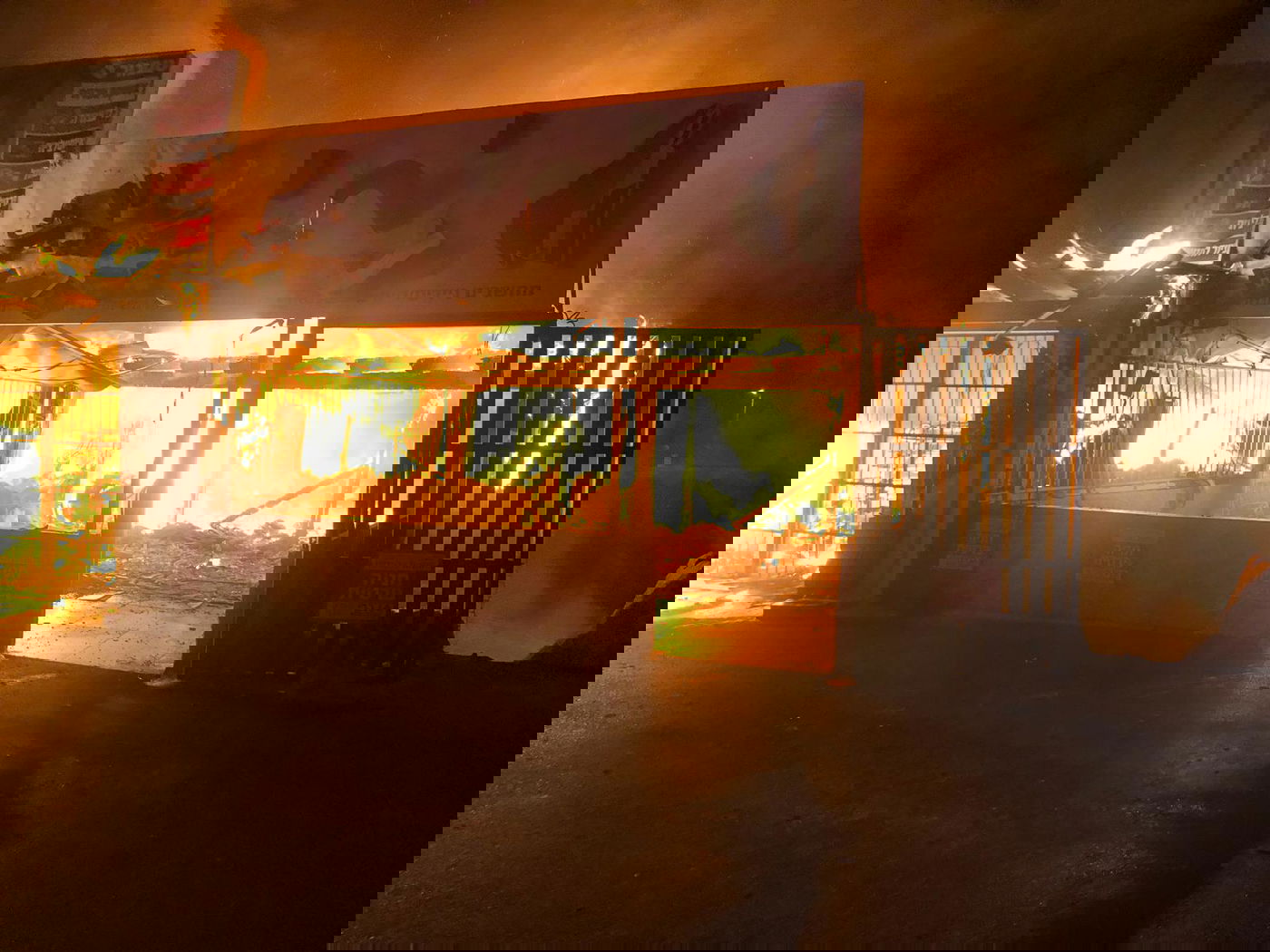 החנויות עולות באש