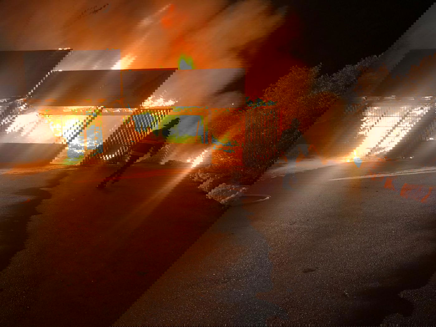 החנויות עולות באש