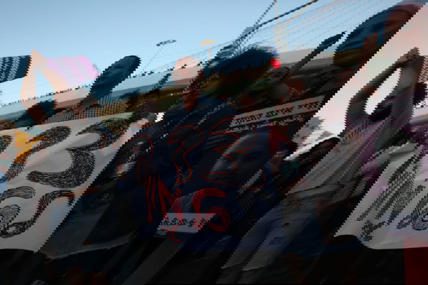 ירושלים: החרדי הפגין לצד האתיופים • צפו