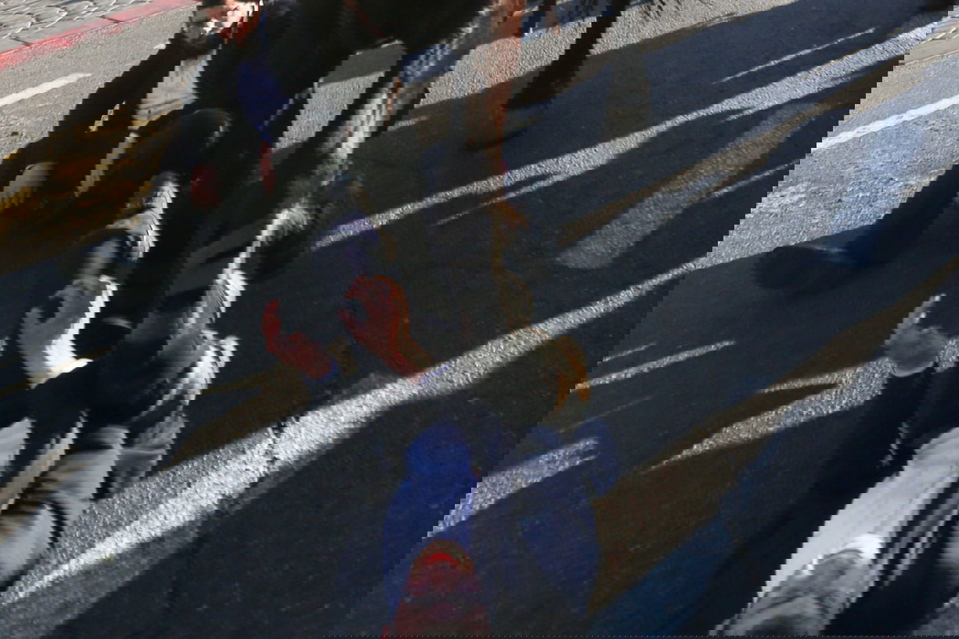 תיעוד דרמטי: החלקת הפרש, נפילת הסוס ופציעת המפגין