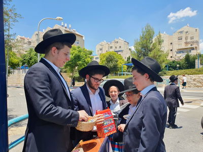 הבחורים ברחוב מחלקים סוכריות