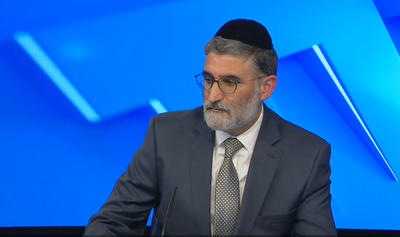 הגרי"ש אלישיב קבע: "מנהל שמפלה בנות הוא גנב"