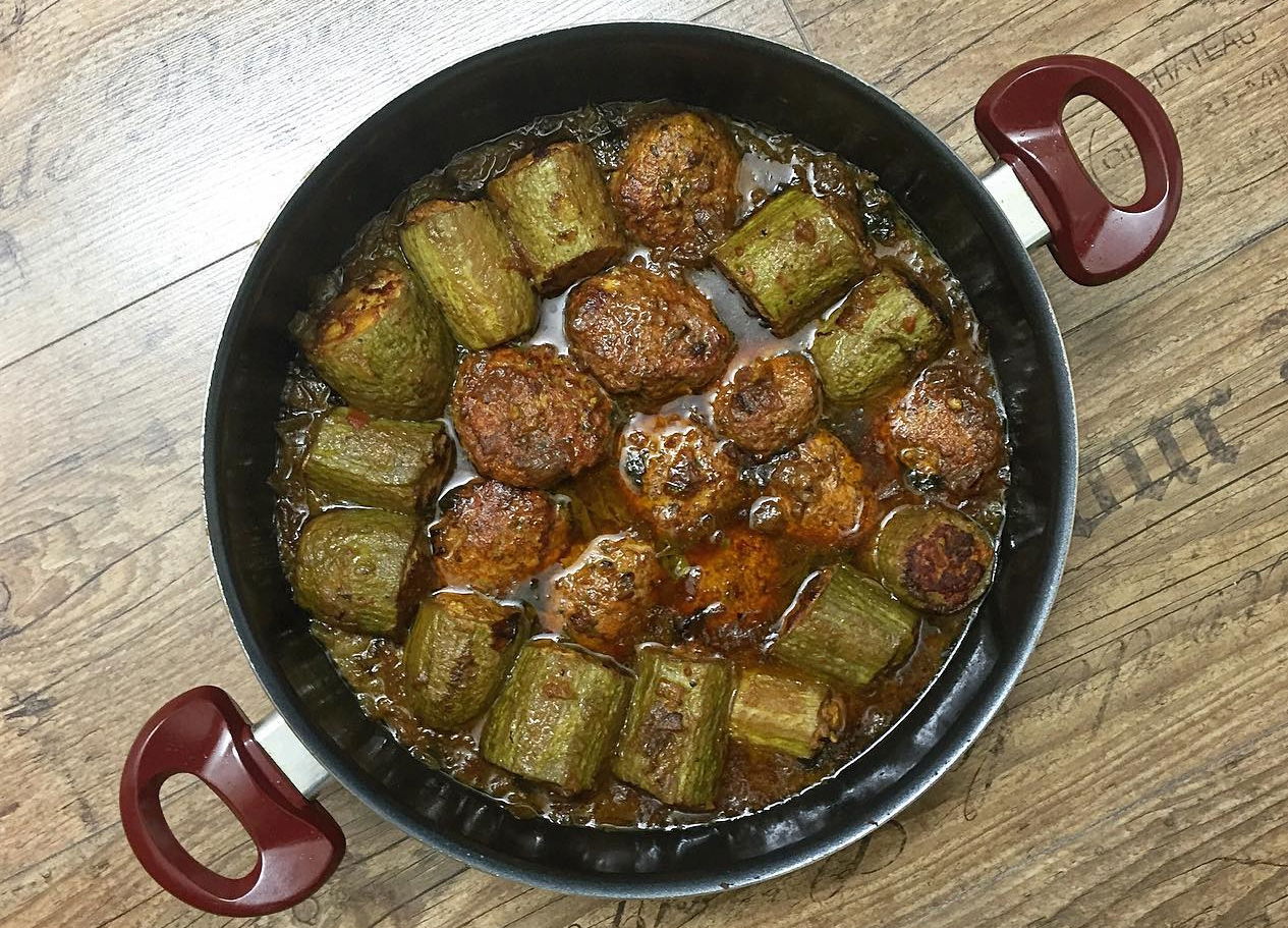 קישואים ממולאים וקציצות ברוטב עגבניות