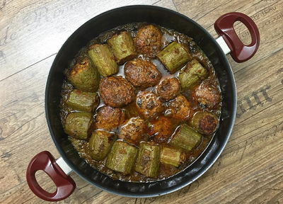 קישואים ממולאים וקציצות ברוטב עגבניות