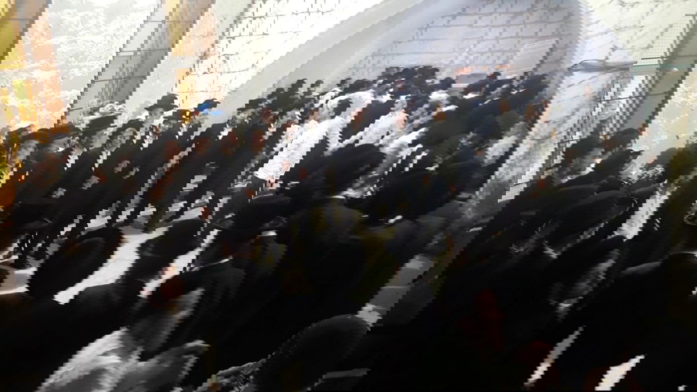 בחורי הישיבה החסידית נכנסו לקבר יוסף. צפו