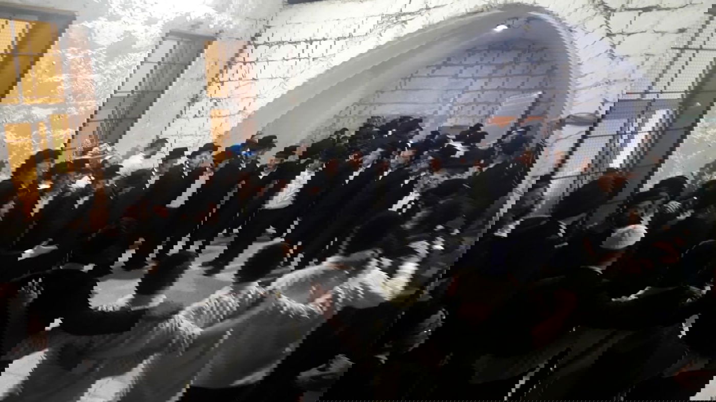 בחורי הישיבה החסידית נכנסו לקבר יוסף. צפו