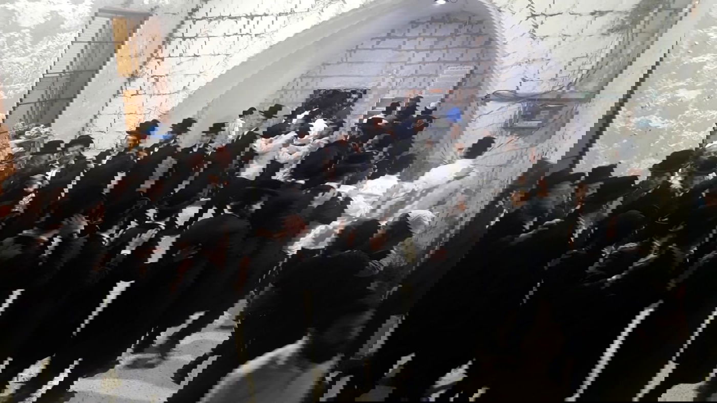 בחורי הישיבה החסידית נכנסו לקבר יוסף. צפו