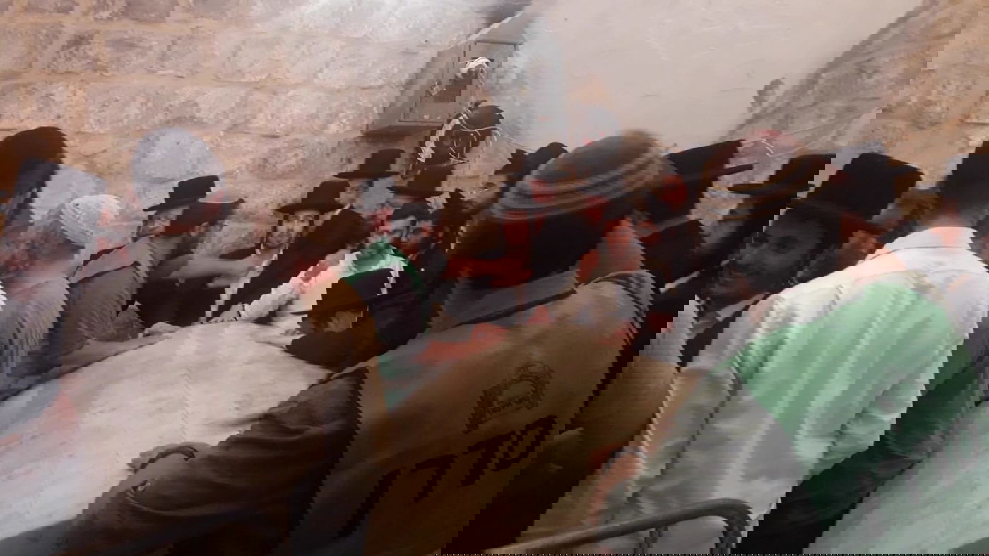 בחורי הישיבה החסידית נכנסו לקבר יוסף. צפו