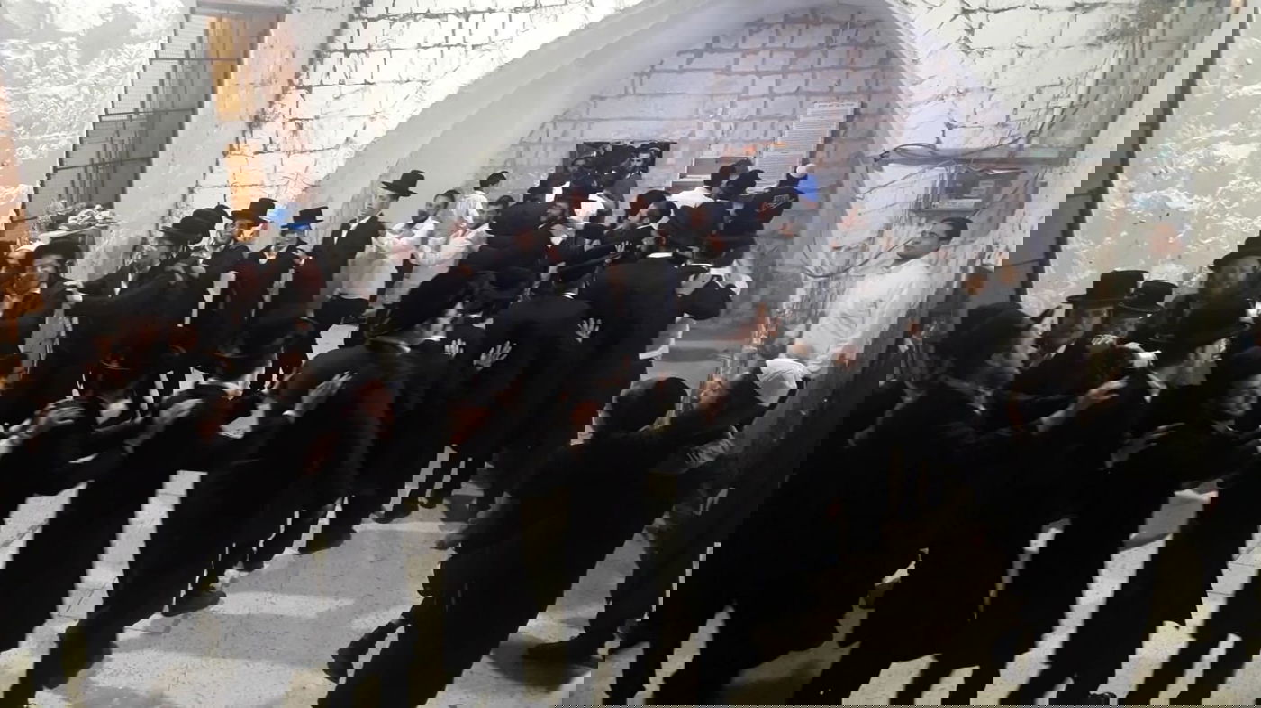 בחורי הישיבה החסידית נכנסו לקבר יוסף. צפו