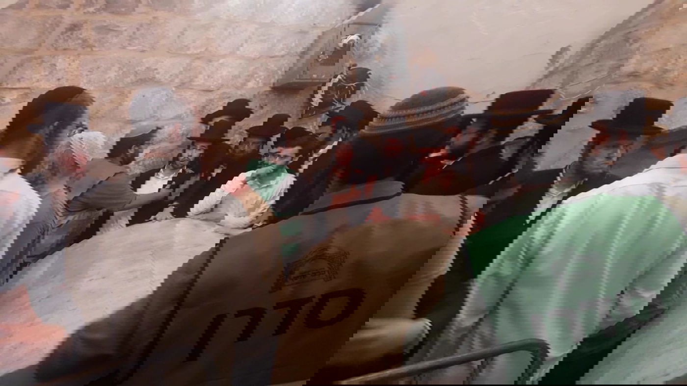 בחורי הישיבה החסידית נכנסו לקבר יוסף. צפו