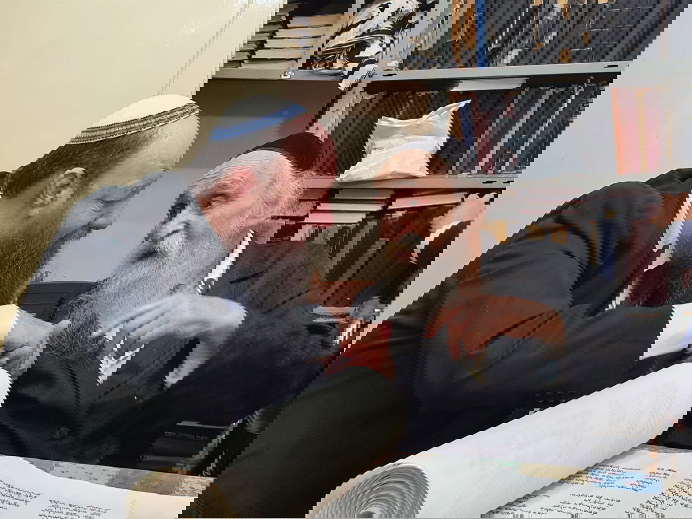 זקן ראשי הישיבות וראש ישיבת בריסק מרן הגאון רבי משולם דוד הלוי סלוביציק מברך את רב המרכז הרפואי הדסה הרב משה קליין