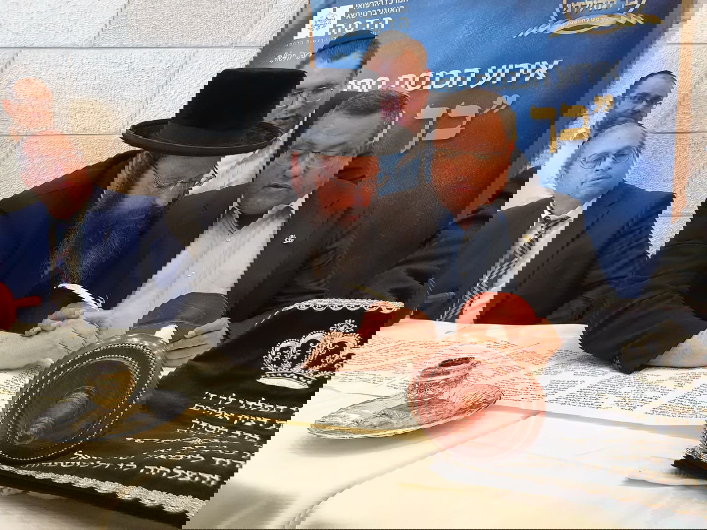 ראש_עיריית_ירושלים_משה_ליאון_מכובד_בכתיבת_אות