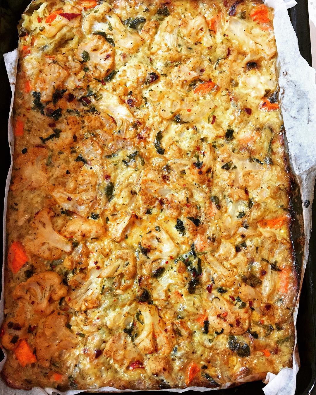 פשטידת תפוחי אדמה עם בטטה ובצל בציפוי כרובית מוקפצת