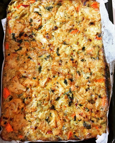 פשטידת תפוחי אדמה עם בטטה ובצל בציפוי כרובית מוקפצת