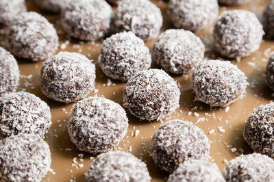 כדורי שוקולד בציפוי קוקוס