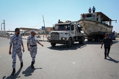 סירה מועברת על משאית ברצועת עזה