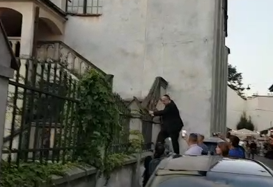 הרב מטפס לבית הכנסת