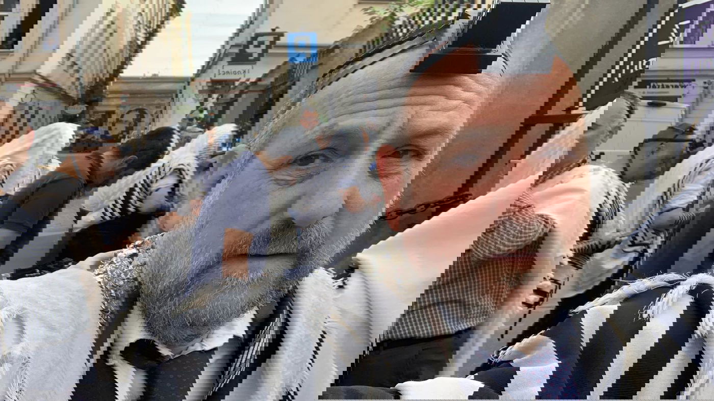 צפו: רבה של פולין פורץ לבית הכנסת המריבה בקראקוב