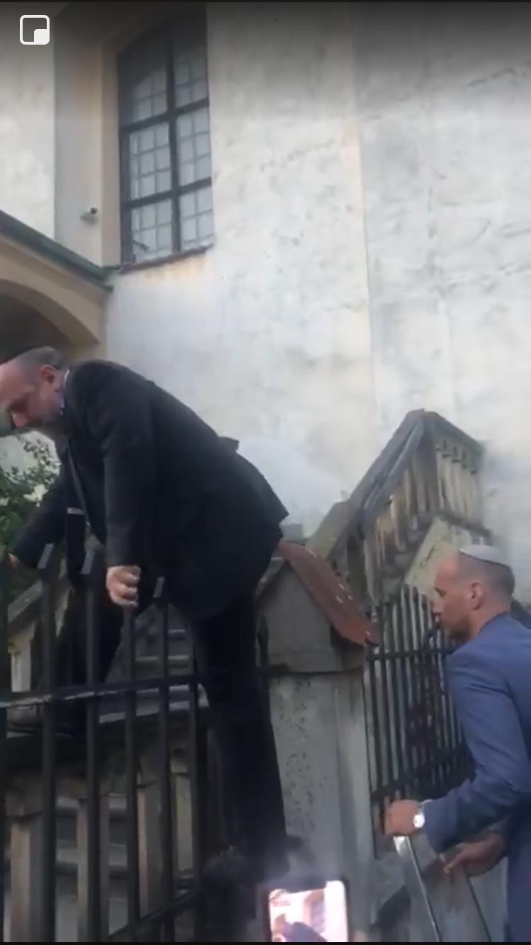 צפו: רבה של פולין פורץ לבית הכנסת המריבה בקראקוב