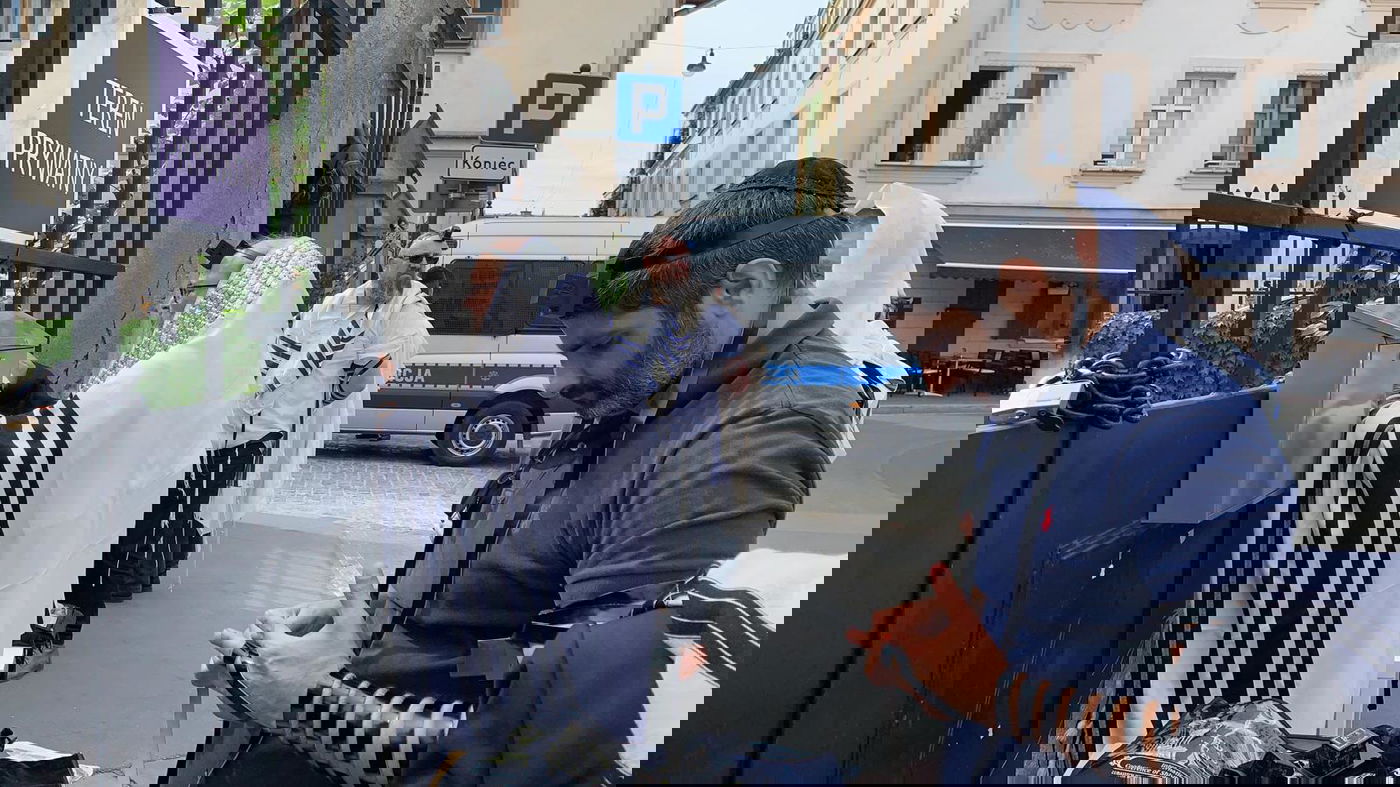 צפו: רבה של פולין פורץ לבית הכנסת המריבה בקראקוב