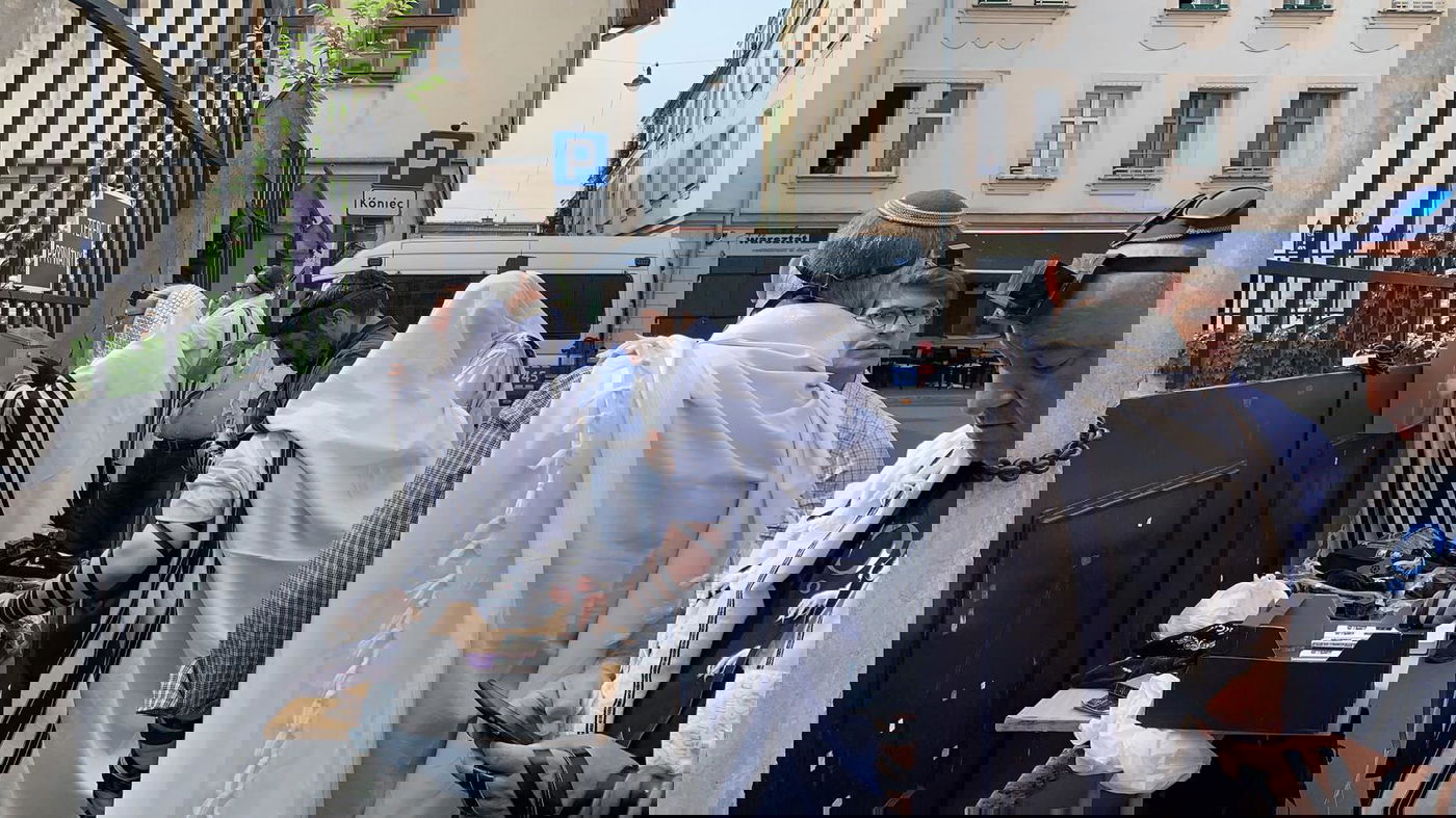 צפו: רבה של פולין פורץ לבית הכנסת המריבה בקראקוב