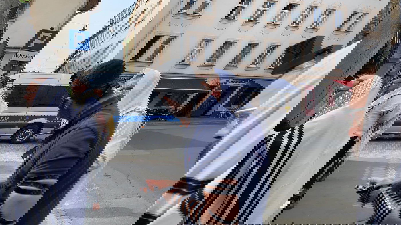 צפו: רבה של פולין פורץ לבית הכנסת המריבה בקראקוב