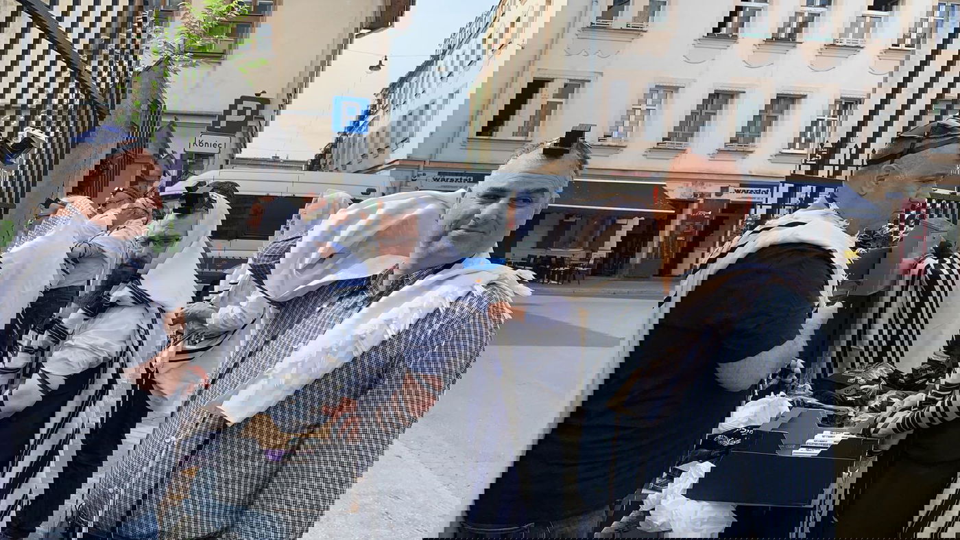 צפו: רבה של פולין פורץ לבית הכנסת המריבה בקראקוב