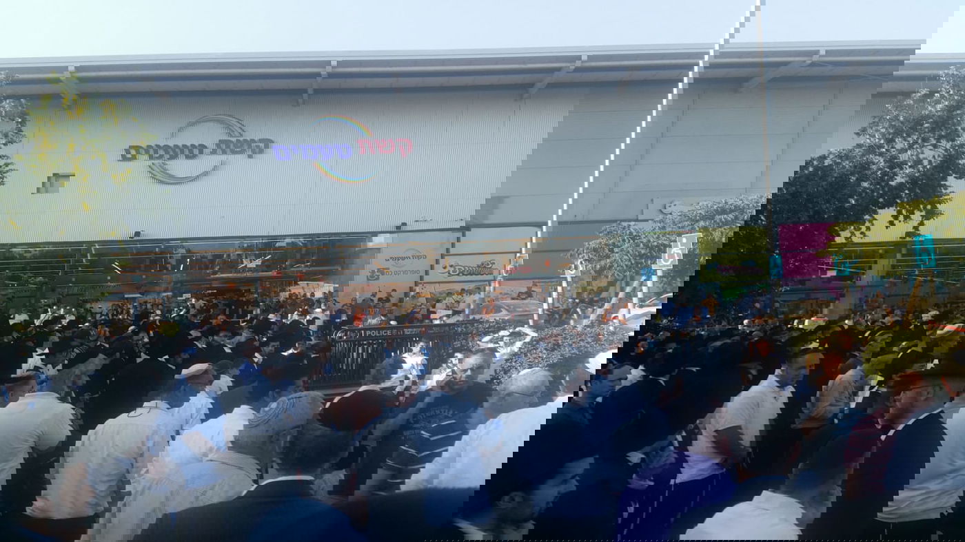 פ"ת: המונים ב'קבלת שבת' ברחובה של עיר