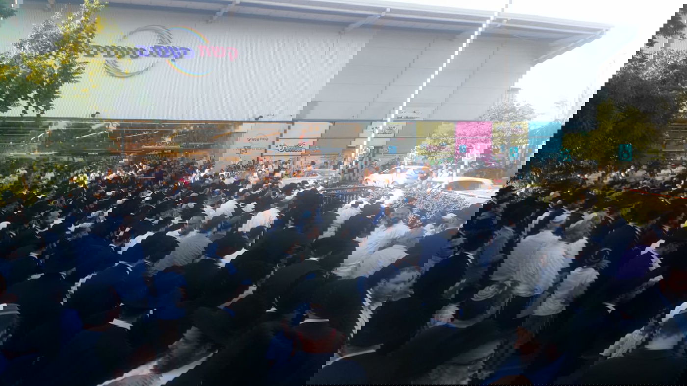 פ"ת: המונים ב'קבלת שבת' ברחובה של עיר