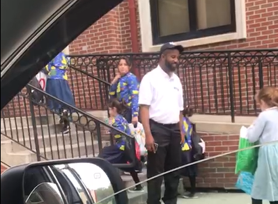 המאבטח בכניסה