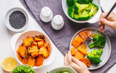 סלט ברוקולי קראנצ'י ובטטות רכות ברוטב סויה וטריאקי