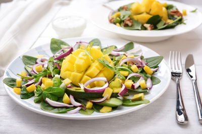 סלט חסה ומנגו עם פקאן מסוכר ברוטב בלסמי