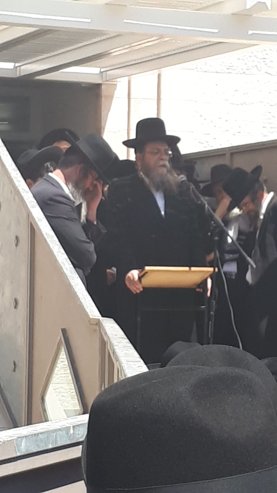 אביו של בנימין הספיד בבכי: "בכל העולם התפללו בשבילך"