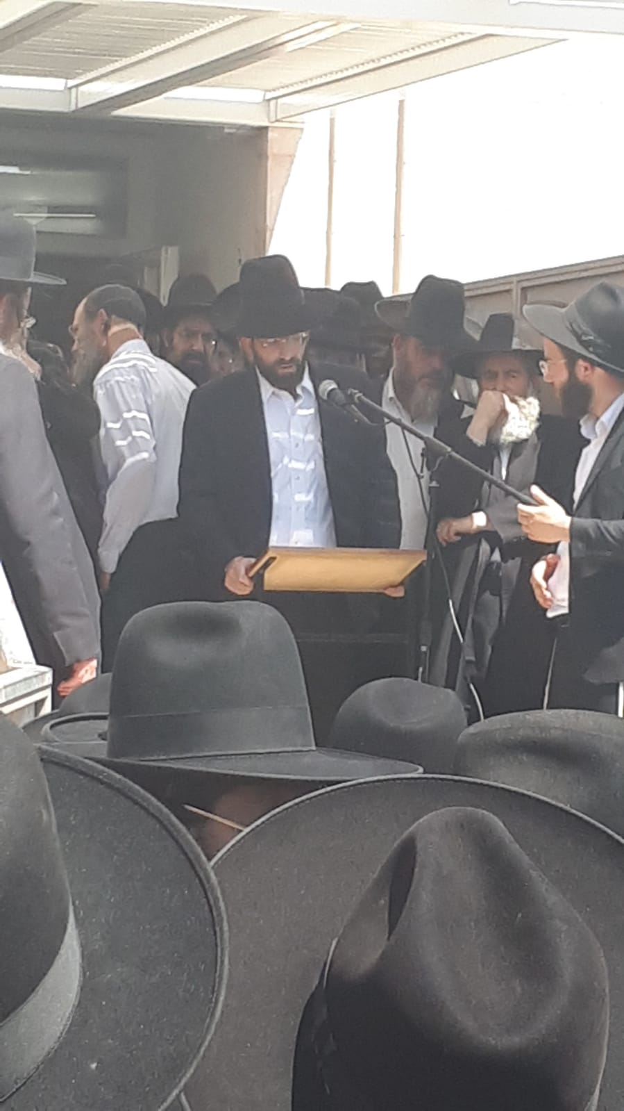 אביו של בנימין הספיד בבכי: "בכל העולם התפללו בשבילך"