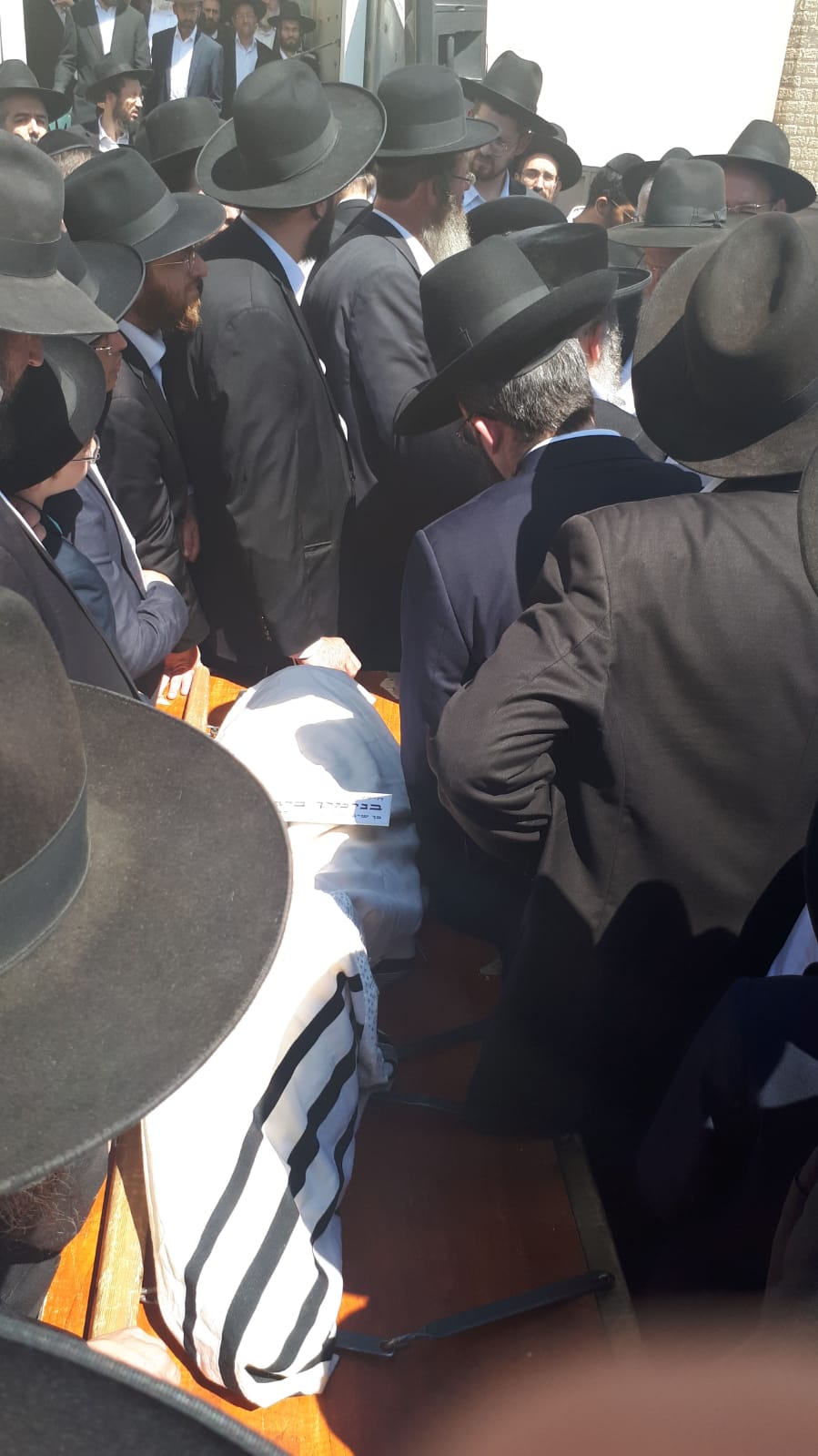 אביו של בנימין הספיד בבכי: "בכל העולם התפללו בשבילך"